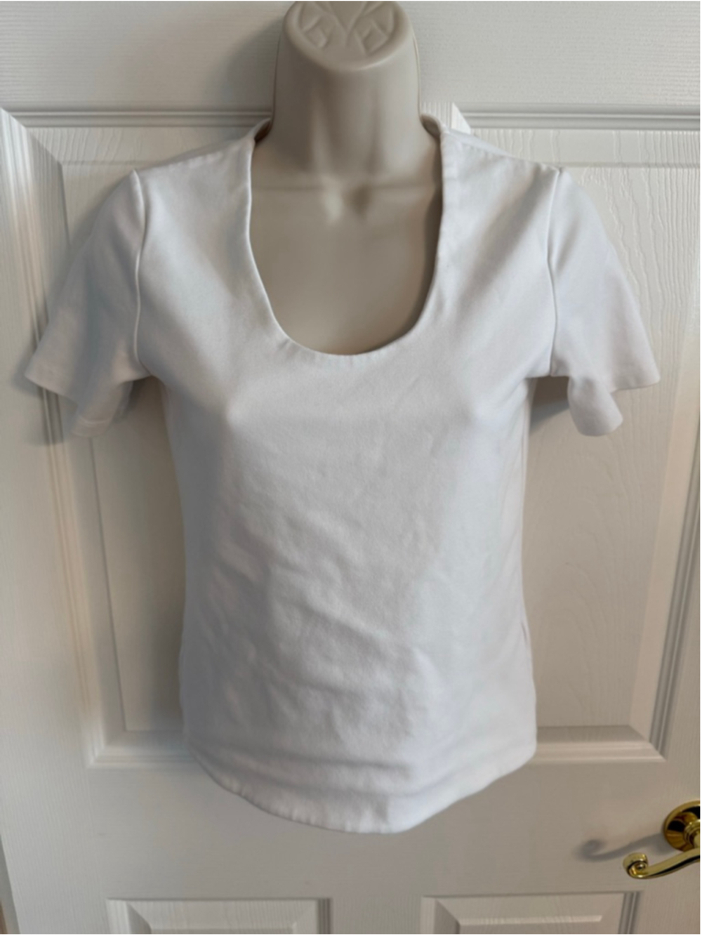 Industry white short sleeve scoop neck top size Small
